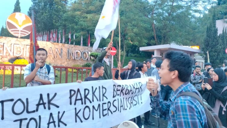 Mahasiswa UPI Gelar Aksi Menolak Parkir Berbayar