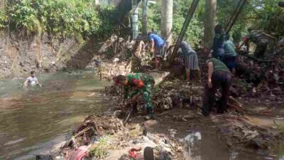 Di Bogor Barat “Kerja Bakti Babinsa dan Warga Berhasil Mengangkat Tumpukan Sampah Setinggi 1 Meter”