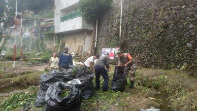 Karya Bakti Babinsa dan Warga Sukasari Cegah Banjir di Musim Hujan