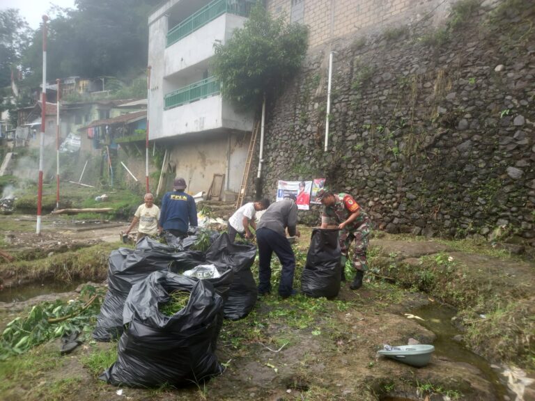Karya Bakti Babinsa dan Warga Sukasari Cegah Banjir di Musim Hujan