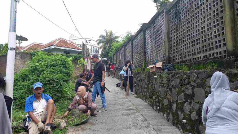 Masyarakat Kedung Badak Apresiasi Karya Bhakti Pembersihan Mushola