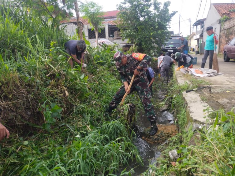 Kerja Bakti Kali Cibagolo, Warga dan Babinsa Bersinergi Jaga Lingkungan