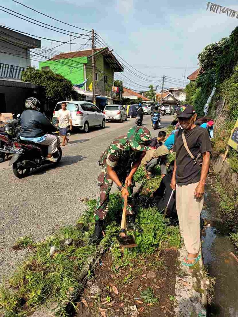 Cegah Banjir! Babinsa Gudang Bersama Warga Bersihkan Sungai dan Selokan