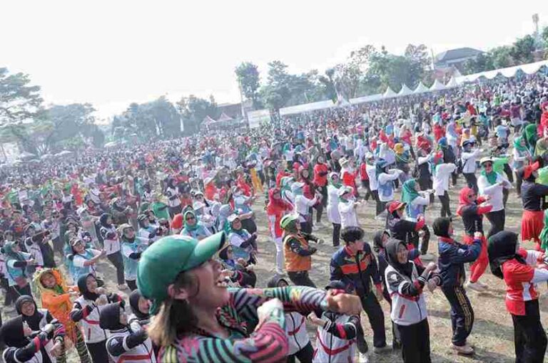 Semarak HUT Kodam III/Siliwangi dan Hari Jadi Kabupaten Bandung: Ribuan Warga Dayeuhkolot Bergoyang Bedas Bersama Kang DS