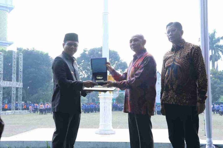 Universitas Langlangbuana Berikan Anugerah Atas Dukungan Luar Biasa Terhadap Pendidikan Tinggi Melalui Kebijakan Program Besti