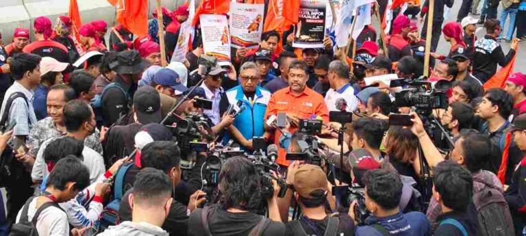 Ribuan Buruh Kembali Turun ke Jalan, Desak Penyelamatan Industri Nasional, Pencabutan UU Cipta Kerja dan PHK Liar!