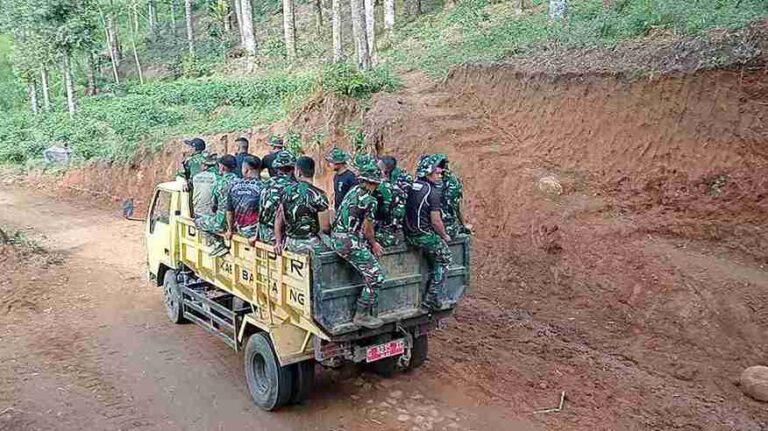 Dump Truck Jadi “Angkot” Dadakan di Lokasi TMMD BatangBatang, Jawa Tengah –