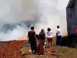 Akibat Kebakaran Lahan Gambut Milik Lanud Suryadarma Ancam Pemukiman di Subang