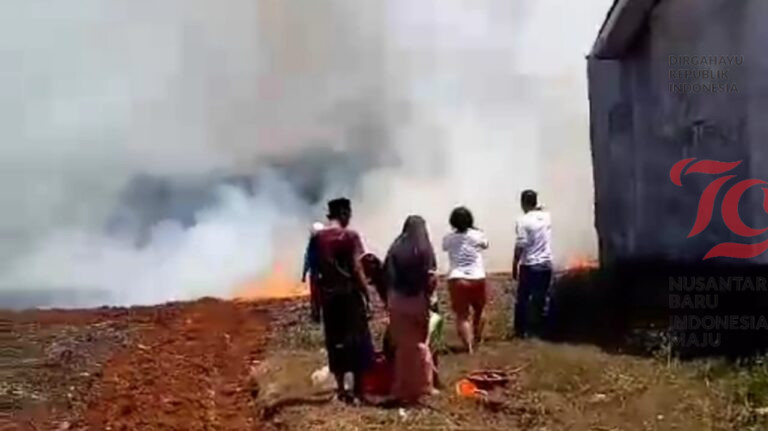 Akibat Kebakaran Lahan Gambut Milik Lanud Suryadarma Ancam Pemukiman di Subang
