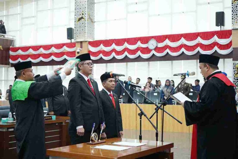 Pengambilan Sumpah Jabatan Pimpinan DPRD Kota Bogor Zenal Abidin dan Dadang Iskandar Danubrata Isi Kursi Wakil Ketua