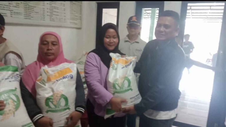 Pemdes Cijengkol Salurkan Bantuan Beras Bulog untuk 1018 KK