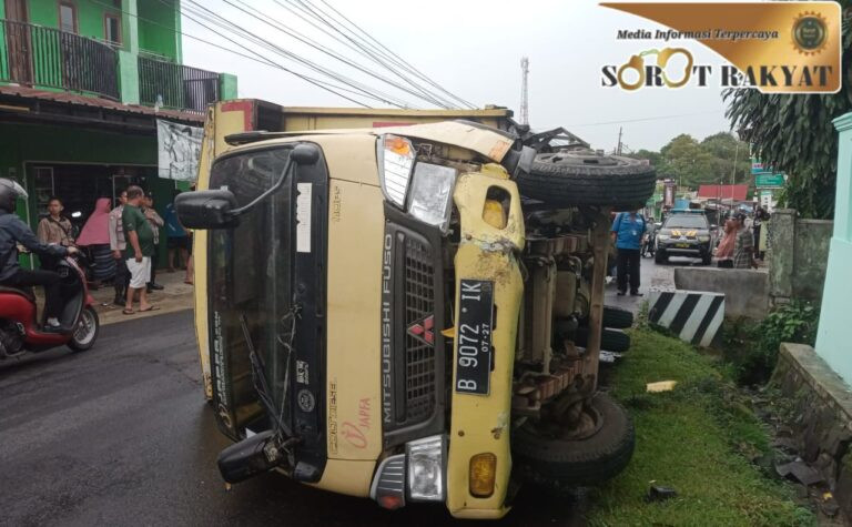 Truk Box Terbalik di Jalan Sagalaherang Subang, Akibatkan Kemacetan Parah