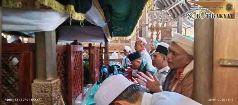 Jama’ah Majelis Al-Inayah Lanjutkan Ziarah Kubro 2025 ke Makam Sunan Gunung Jati
