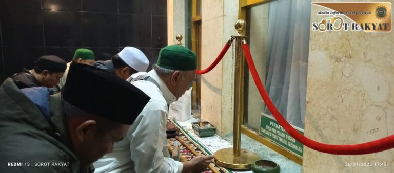 Ziarah Kubro 2025 Terus Berlanjut: Jama’ah Al-Inayah Tiba di Makam Sunan Rohmat Suci