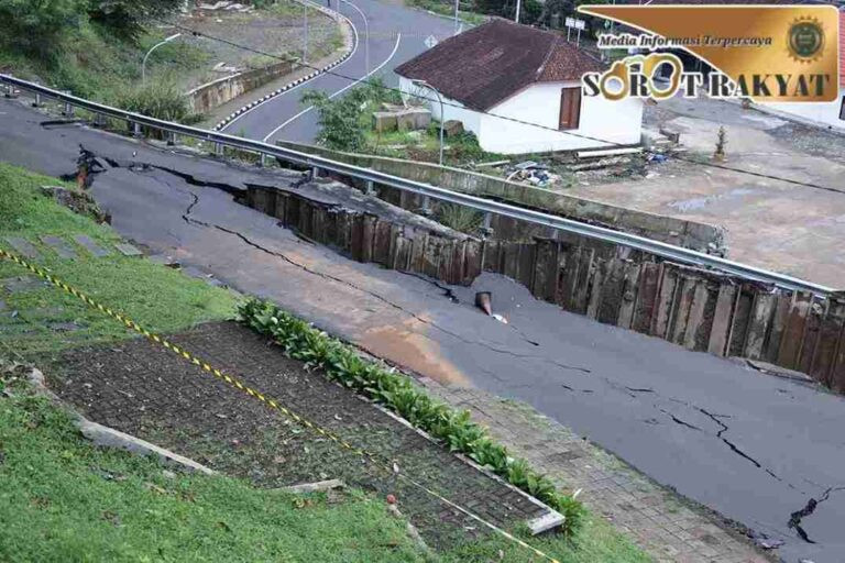 Longsor Batutulis Bogor: Akses Jalan Terputus, Warga Diimbau Waspada Bencana Susulan