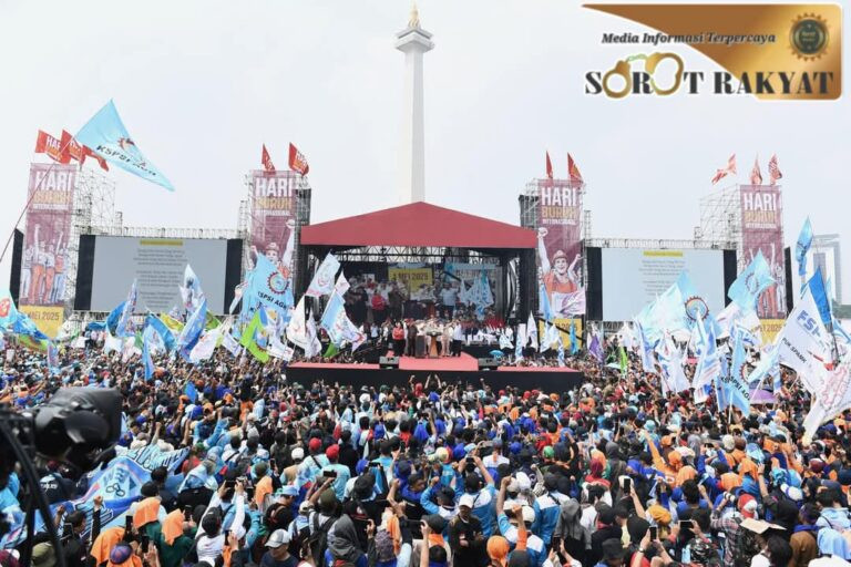 Monas Bergemuruh! Prabowo ‘Kadoi’ Buruh dengan Janji Manis, dari Satgas PHK hingga RUU PPRT Kilat!