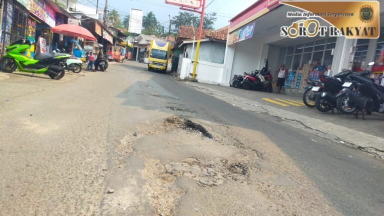 Lubang Menganga Di Jalan Raya Gunung Salak Endah Ancam Nyawa Pengguna Jalan, Pemerintah Daerah Kemana?