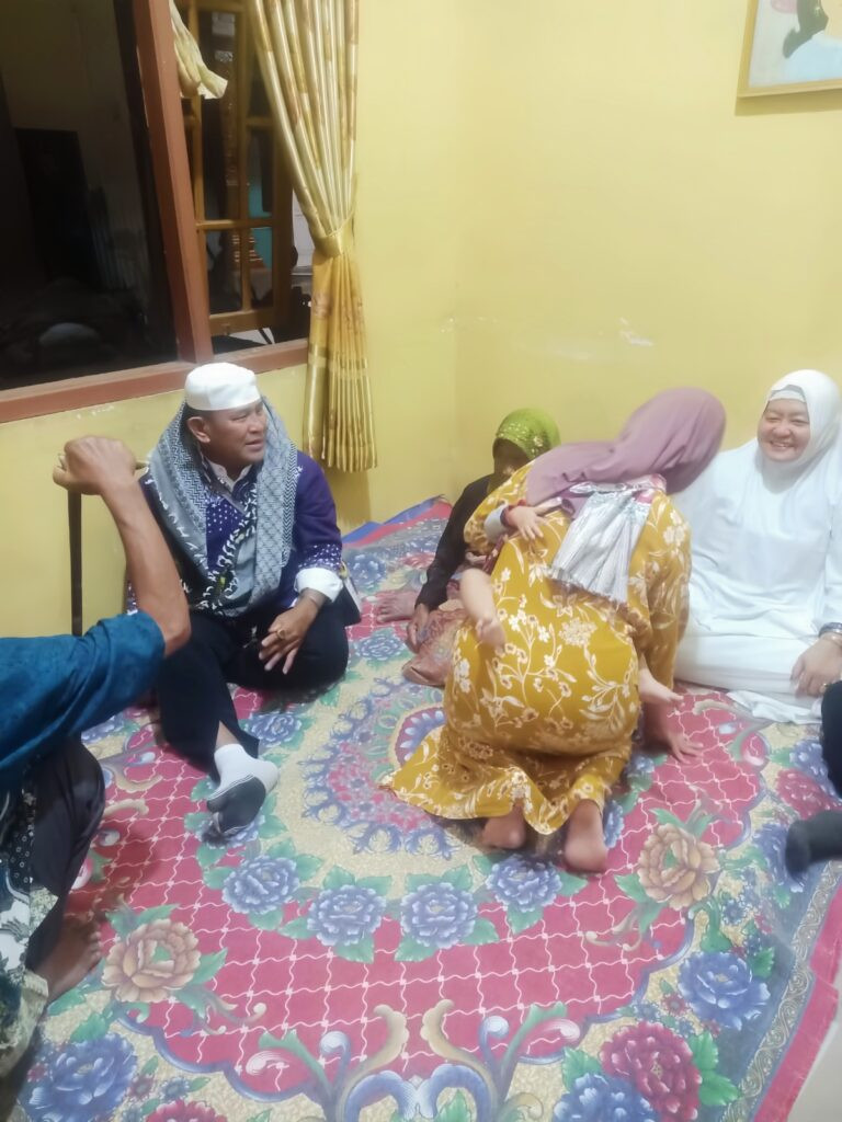 Warga Kediri Sambut Kepulangan Jamaah Haji Armin dan Hajah Mirah dengan Penuh Haru dan Sukacita
