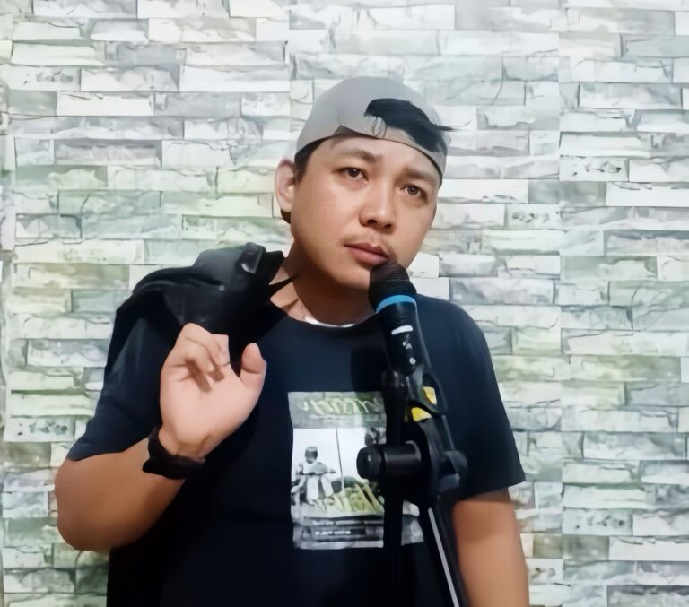 DARI KEDIRI UNTUK INDONESIA: KANG ASEP, PENYANYI DESA YANG MENGGETARKAN DUNIA MAYA