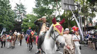 Megahnya Kirab Budaya Hari Jadi Jabar ke-80: Bupati Bandung Tampil Bak Pangeran Sunda!