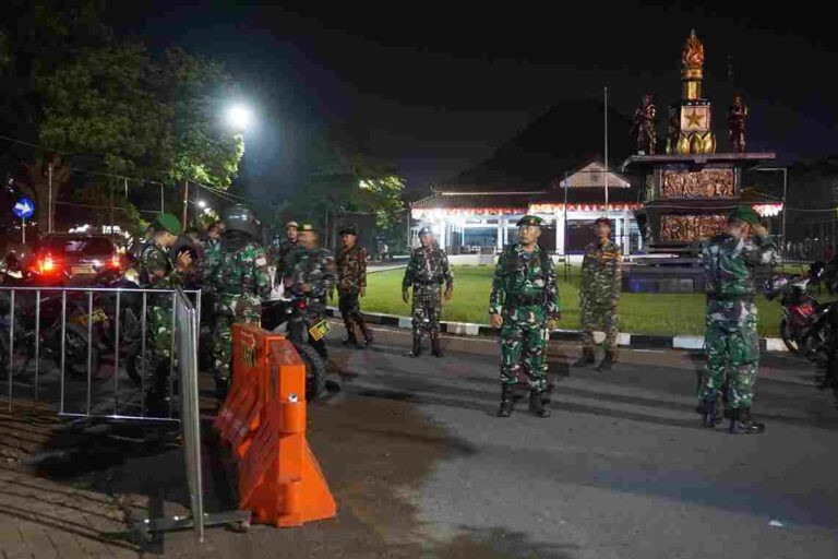 Patroli Malam di Jalur Rawan Batang: TNI dan Komponen Masyarakat Minimalkan Kejahatan