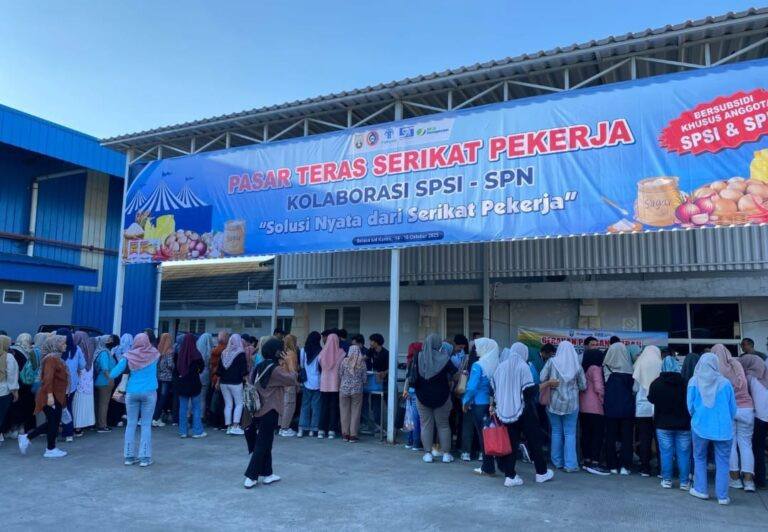 Heboh! 1.500 Item Sembako Ludes di Pasar Murah Buruh Rembang: Serikat Pekerja Beri Subsidi Rp2.000 Per Komoditas