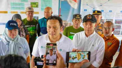 Tanam 100 Tabebuya, Wali Kota Bogor Tunjukkan Inovasi “Sampah Jadi Cuan” ke Wamen LHK