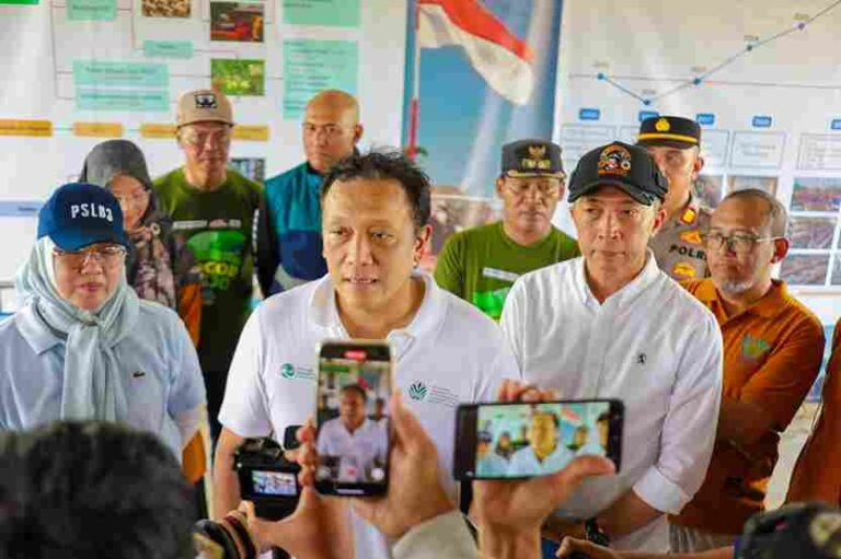 Tanam 100 Tabebuya, Wali Kota Bogor Tunjukkan Inovasi “Sampah Jadi Cuan” ke Wamen LHK