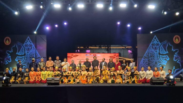 Mahakarya “Srikandi Bhuana” Cetak Sejarah Baru di Alun-Alun Bogor, Kolaborasi Megah ISBI Bandung dan Getar Pakuan Memukau Ribuan Warga