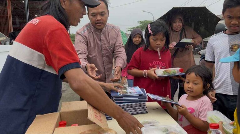 Aksi Mulia PT SIP: Jumat Berkah di Ciomas, Bagikan Nasi Kotak dan Kalender 2026