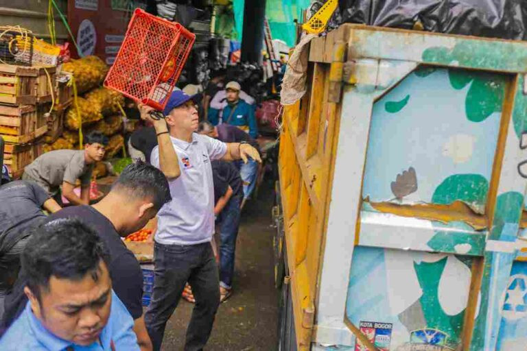 Sikat Habis Sampah dan PKL Liar, Dedie Rachim Pimpin Aksi “Bersih-Bersih” Kawasan Suryakencana!