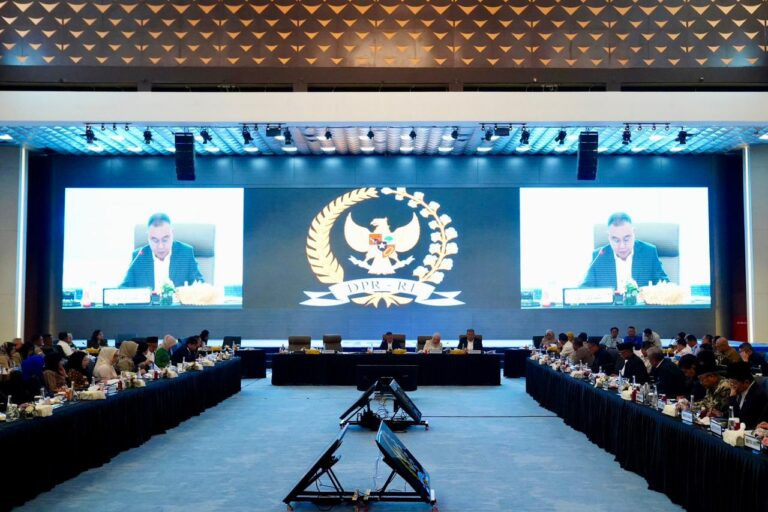 TNI Tegaskan Komitmen Pulihkan Sumatra Pascabencana, Kasum TNI Hadiri Rapat Koordinasi Bersama DPR RI