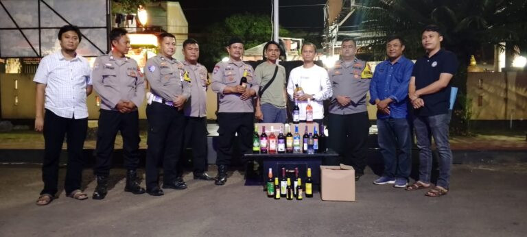 70 Botol Miras Disita Saat Patroli Malam, Polsek Pagaden Sisir Warung Warga