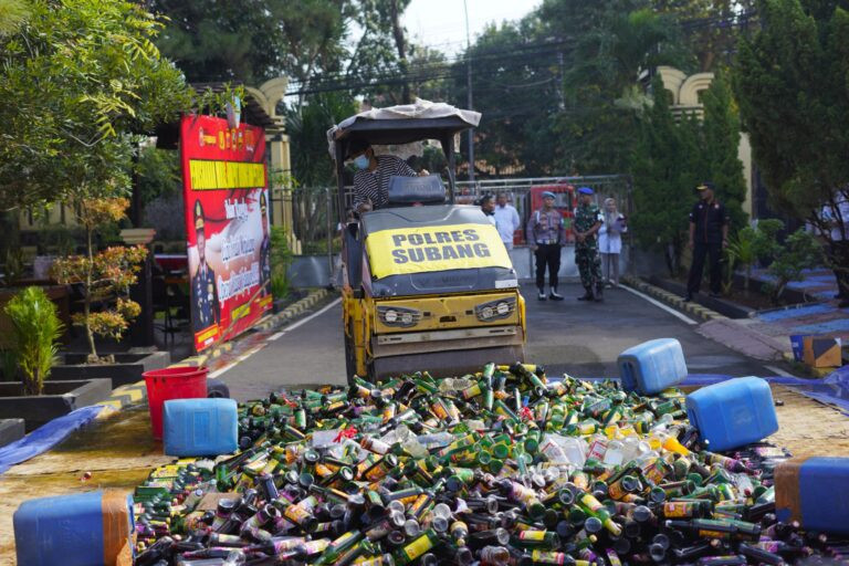 Jaga Kondusivitas Ramadan, Polres Subang Hancurkan Ribuan Miras dan Petasan