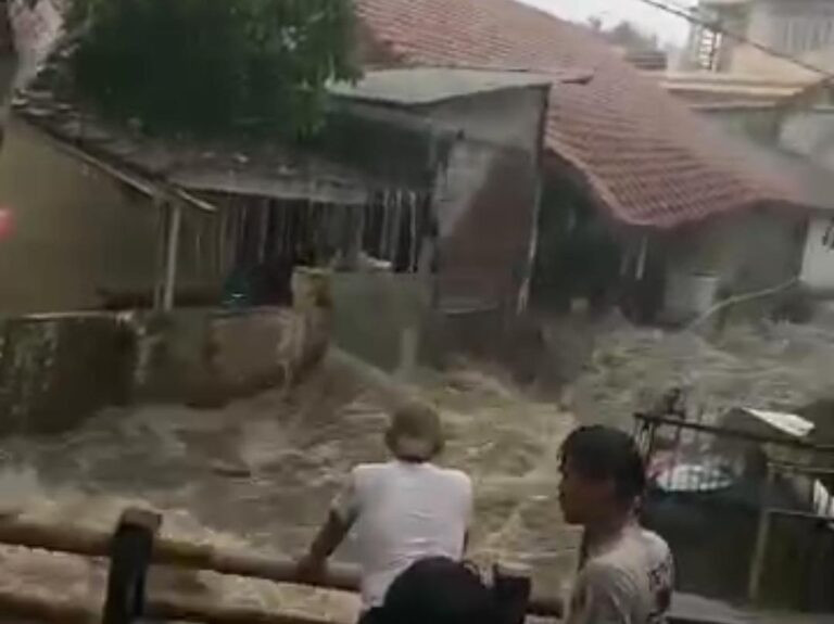 Diterjang Hujan Deras dan Luapan Sungai Ciomas, Dua Rumah di Pasirkuda Bogor Alami Longsor, Motor Ikut Hanyut!