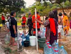 Petugas BPBD Kota Bogor menyalurkan bantuan air bersih kepada warga yang terdampak kekeringan kemarau.