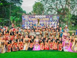 Wali Kota Bogor Dedie A. Rachim foto bersama para pemenang Bogor Youth League dan penari Sanggar Seni Getar Pakuan di Lapangan Taman Manunggal.