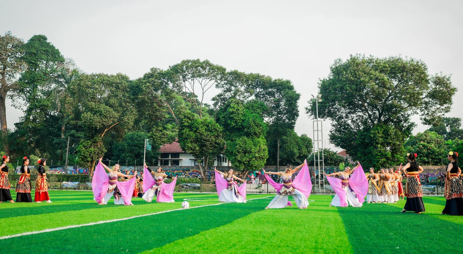 Penampilan tarian tradisional Sanggar Seni Getar Pakuan pada penutupan Bogor Youth League di Taman Manunggal Kota Bogor.
