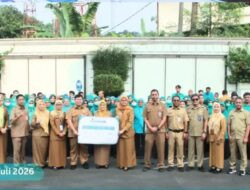 Jajaran pegawai dan Direktur RSUD Kota Bogor foto bersama membawa simbol papan Pakta Integritas WBK WBBM.
