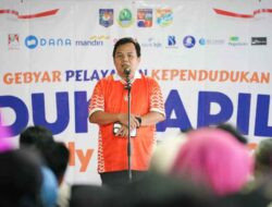 Ketua DPRD Kota Bogor Dr. Adityawarman Adil memberikan sambutan di acara Dukcapil Family Fest 2026.