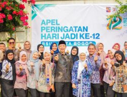 Wali Kota Bogor Dedie Rachim foto bersama manajemen RSUD Kota Bogor saat peringatan HUT ke-12 RSUD Kota Bogor.