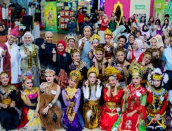 Wali Kota Bogor Dedie A. Rachim foto bersama pengisi acara dan penari seni budaya Nusantara pada Gebyar Latika di Botani Square Bogor.