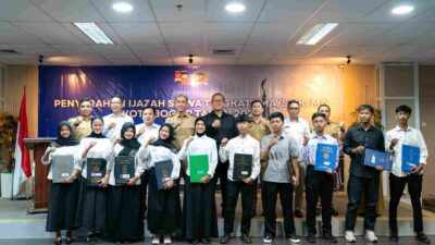 Penyerahan simbolis ijazah dalam program tebus ijazah Kota Bogor 2026.