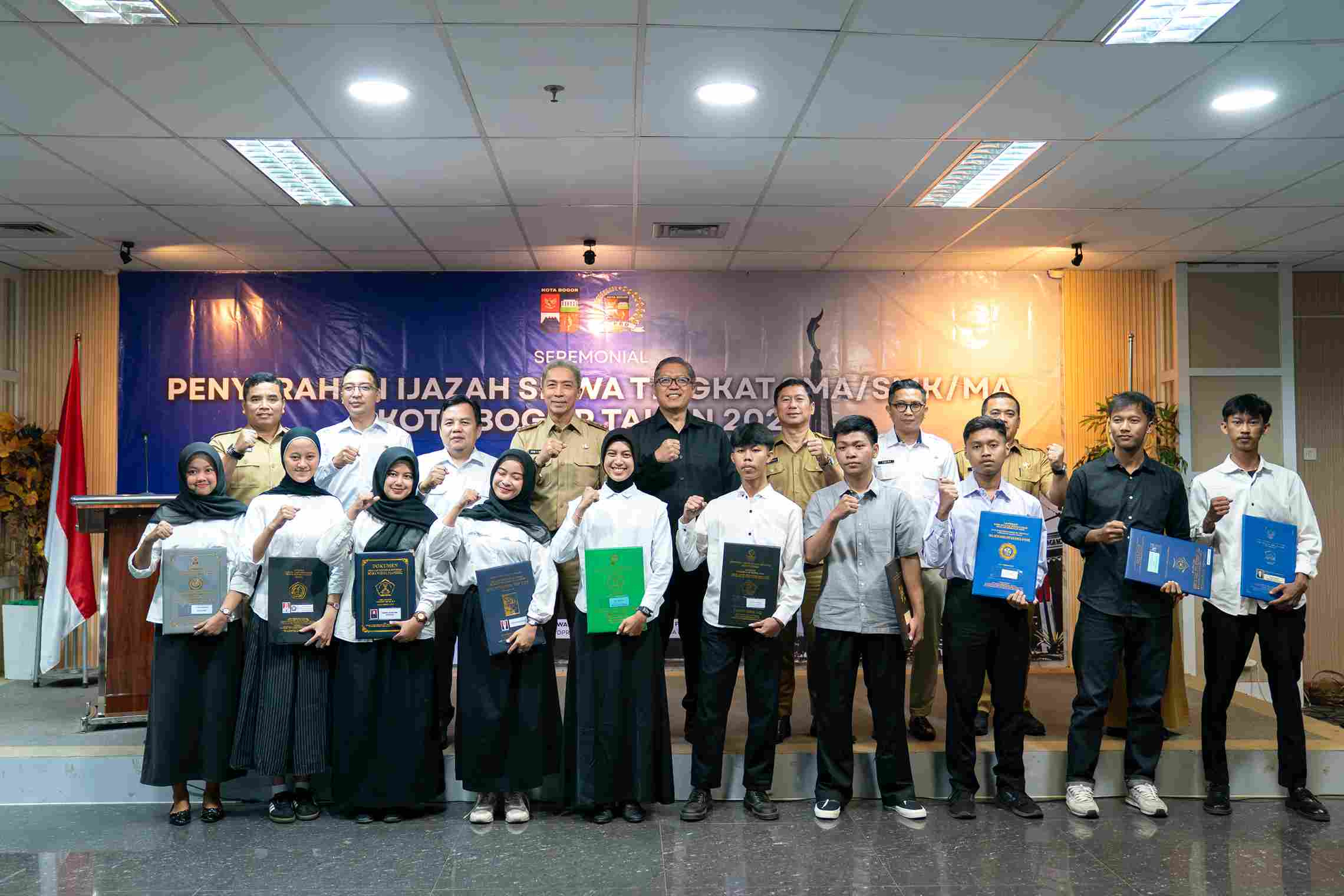 Penyerahan simbolis ijazah dalam program tebus ijazah Kota Bogor 2026.