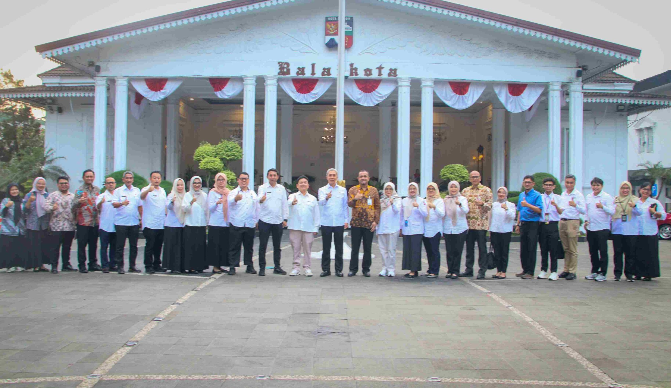 Wali Kota Bogor Dedie A. Rachim bersama Direktur RSUD Kota Bogor dr. Sri Nowo Retno, M.A.R.S., jajaran pejabat Pemkot Bogor, perwakilan Bank Indonesia, DPMPTSP Jabar, dan tim penilai West Java Investment Challenge (WJIC) 2026 berfoto bersama di halaman Balaikota Bogor usai pembahasan proyek strategis GREEN-PARK 6.0.