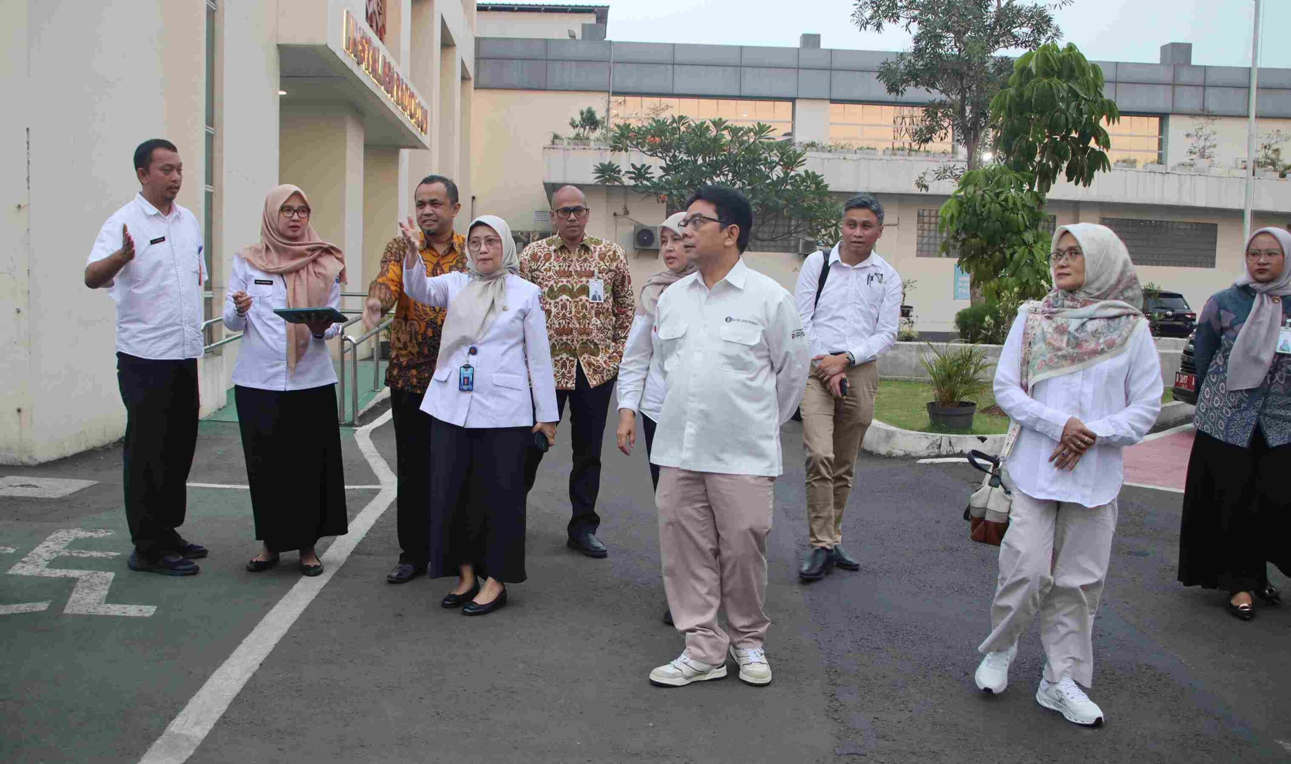 Direktur RSUD Kota Bogor dr. Sri Nowo Retno, M.A.R.S. mendampingi tim penilai WJIC 2026 saat tinjauan lapangan lokasi GREEN-PARK 6.0.