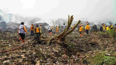Petugas pemadam dan DLH berupaya memadamkan kebakaran gunungan sampah di TPAS Galuga Bogor.