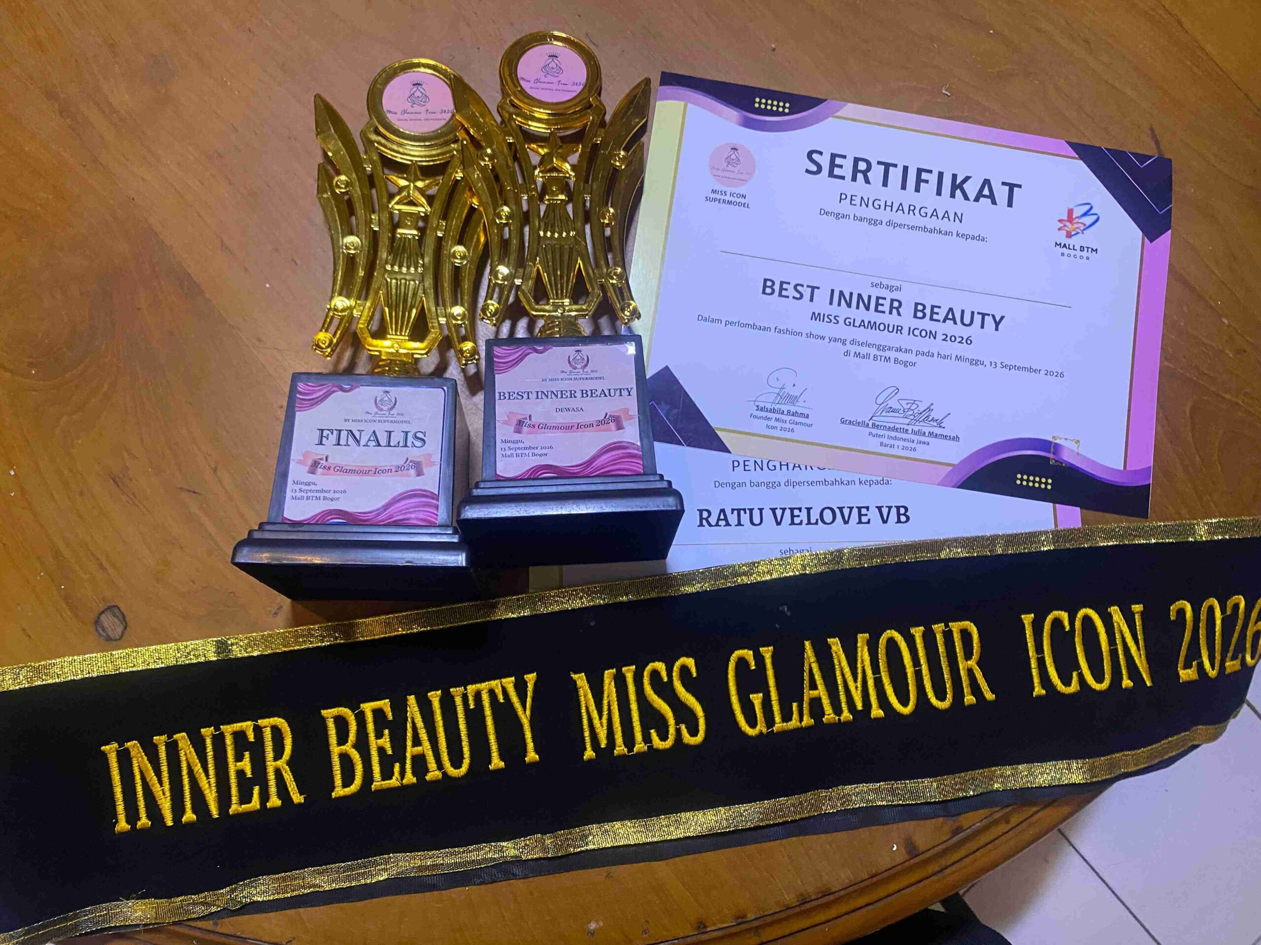 Tropi, sertifikat penghargaan, dan selempang Ratu Velove VB Best Inner Beauty Miss Glamour Icon 2026.
