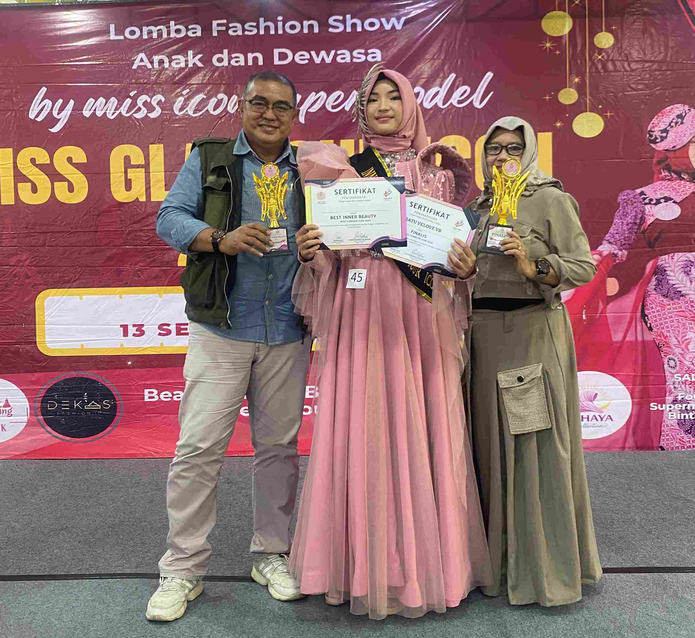 Prof Kun Nurachadijat, Ratu Velove VB, dan Frida Mufrida saat penyerahan penghargaan Miss Glamour 2026 di Mall BTM Bogor.