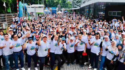 Wali Kota Bogor Dedie A. Rachim bersama manajemen RS PMI Bogor dan ribuan peserta mengikuti kegiatan Fun Walk HUT ke-81 PMI di Halaman Poliklinik Grand Afiat RS PMI Bogor.